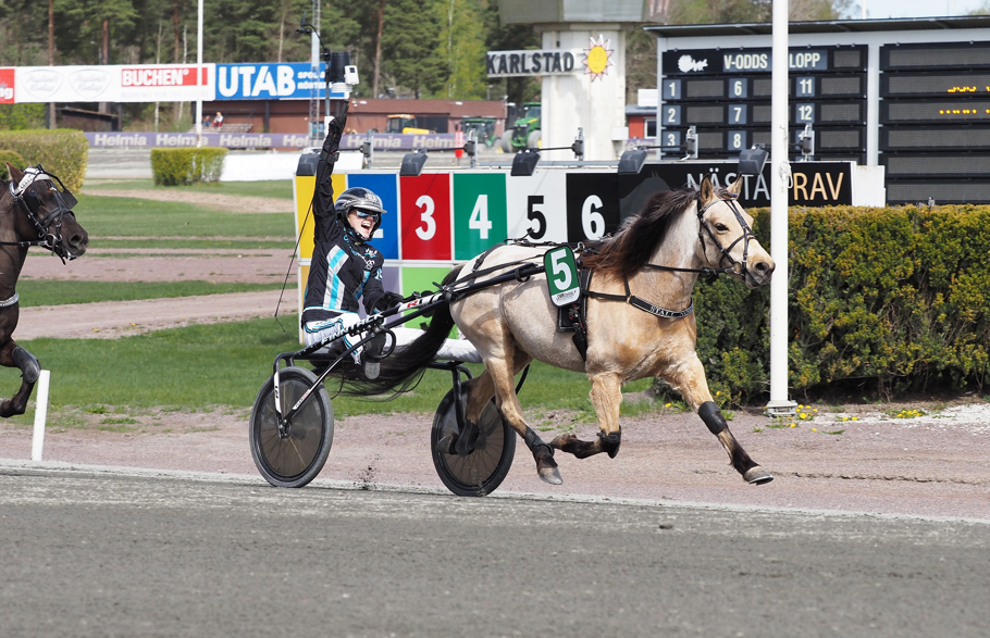 Vinnare av lopp 4 Mormors Fansös o Nellie Norsell.jpg